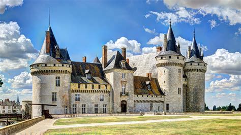   Château de Sully-sur-Loire: Uncover Centuries of History in a Stunning Renaissance Fortress!