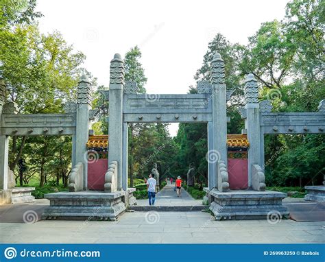  Ming Xiao Ling Mausoleum - Muinainen keisari ja mysteeriset hautakammiot!