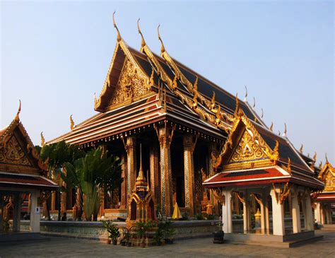  Wat Phra Kaew: Hieno Kultapaja ja Buddhalaisuuden Sydän!