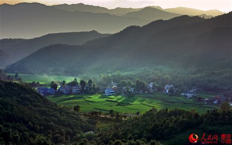  Taoyuan Vuoripaikka: Mystisen kauneuden ja hengästyttävän panoraaman koti